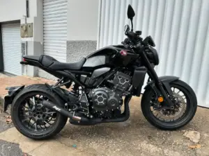 CB1000R 2023/2024, última Black Edition, com apenas 740 km. Ponteira esportiva com a original nunca usada. Protetor de radiador original Honda. Primeira revisão feita por tempo!