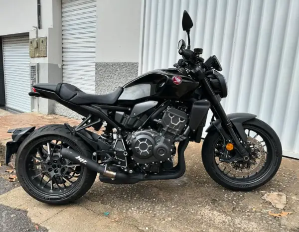 CB1000R 2023/2024, última Black Edition, com apenas 740 km. Ponteira esportiva com a original nunca usada. Protetor de radiador original Honda. Primeira revisão feita por tempo!